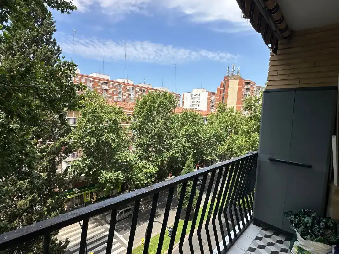 Außenansicht von Wohnung zum Verkauf in  Zaragoza Capital mit Balkon