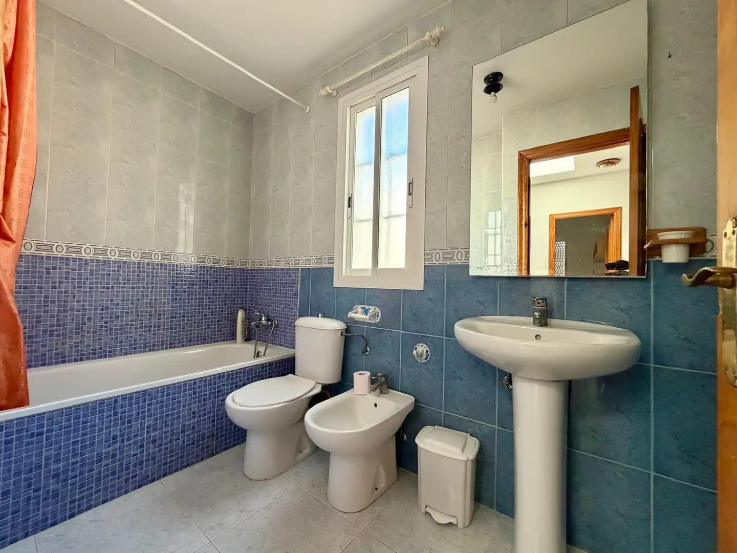 Baño de Casa adosada en venta en Almería con Jardín privado, Terraza y Amueblado
