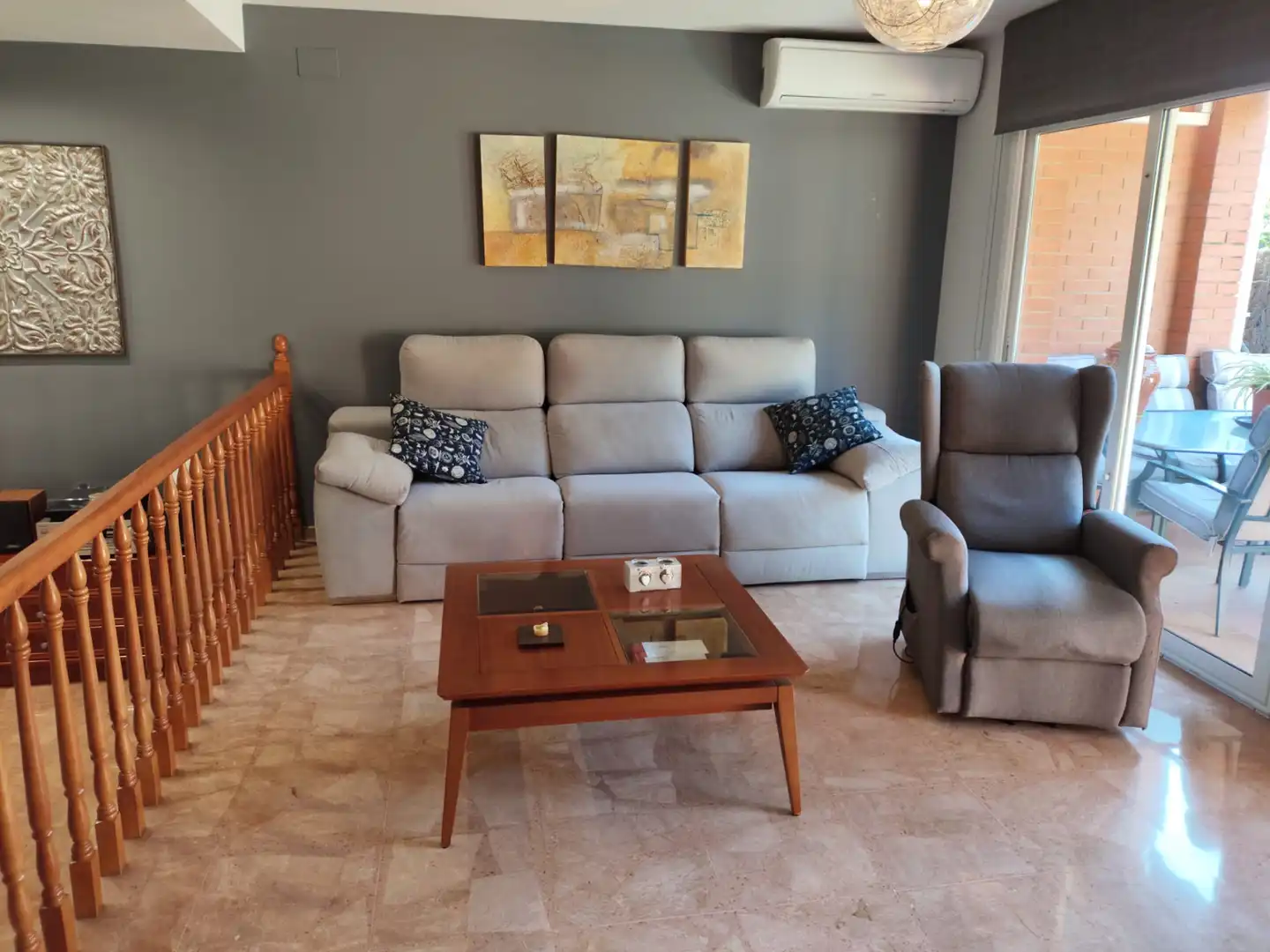 Wohnzimmer von Einfamilien-Reihenhaus zum Verkauf in Castellbisbal mit Klimaanlage, Heizung und Privatgarten