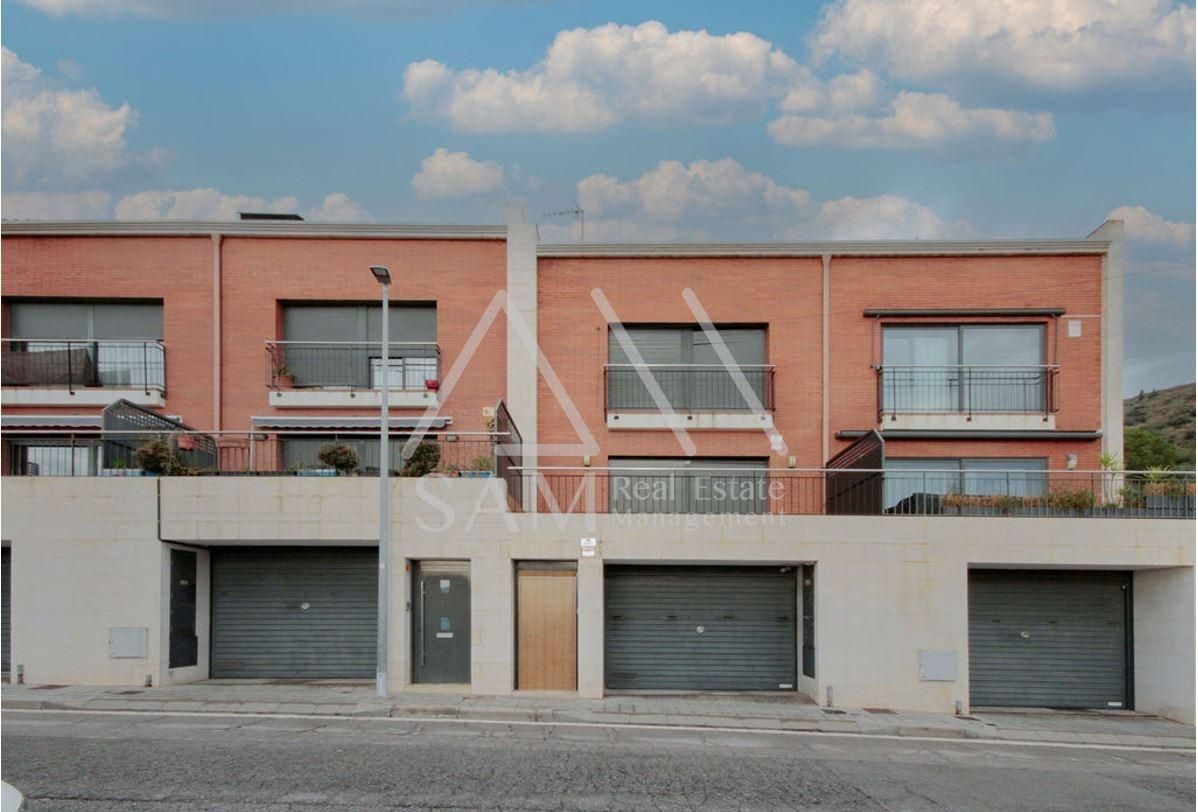 Exterior view of Single-family semi-detached for sale in Santa Coloma de Gramenet  with Heating, Private garden and Terrace