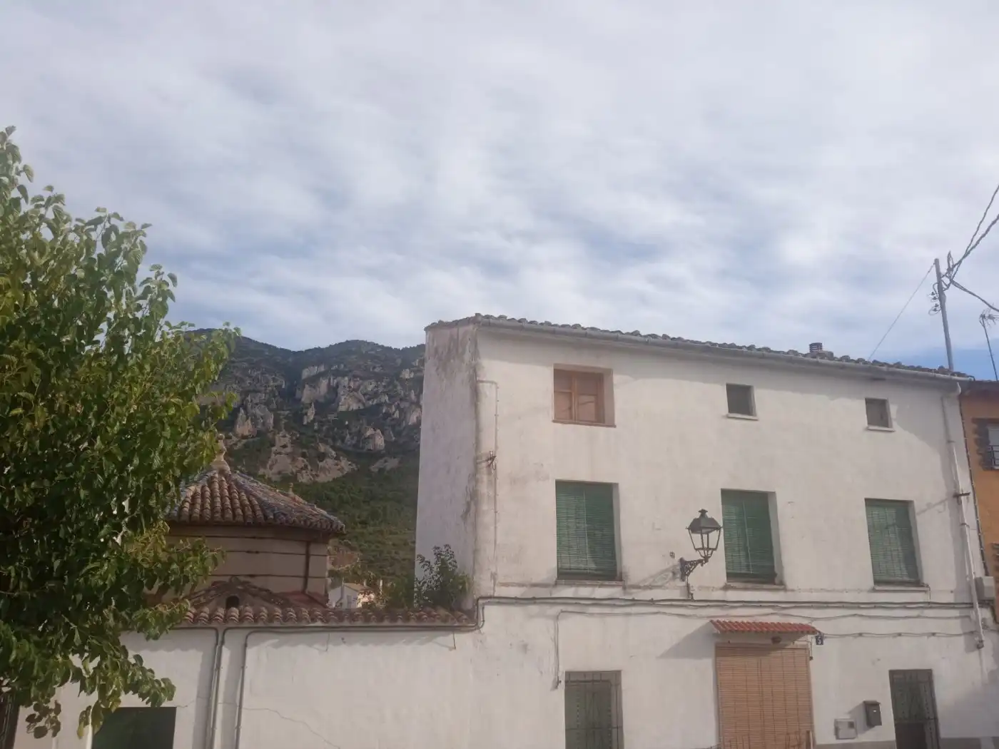 Außenansicht von Country house zum Verkauf in Quatretondeta mit Abstellraum und Balkon