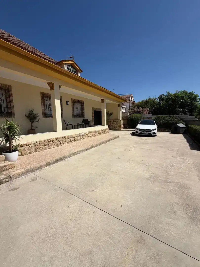 Parking de Casa o chalet en venta en Córdoba con Aire acondicionado, Jardín privado y Parquet
