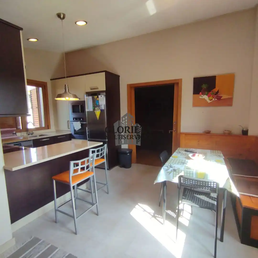 Cuina de Casa o xalet en venda en Vigo  amb Calefacció, Terrassa i Traster