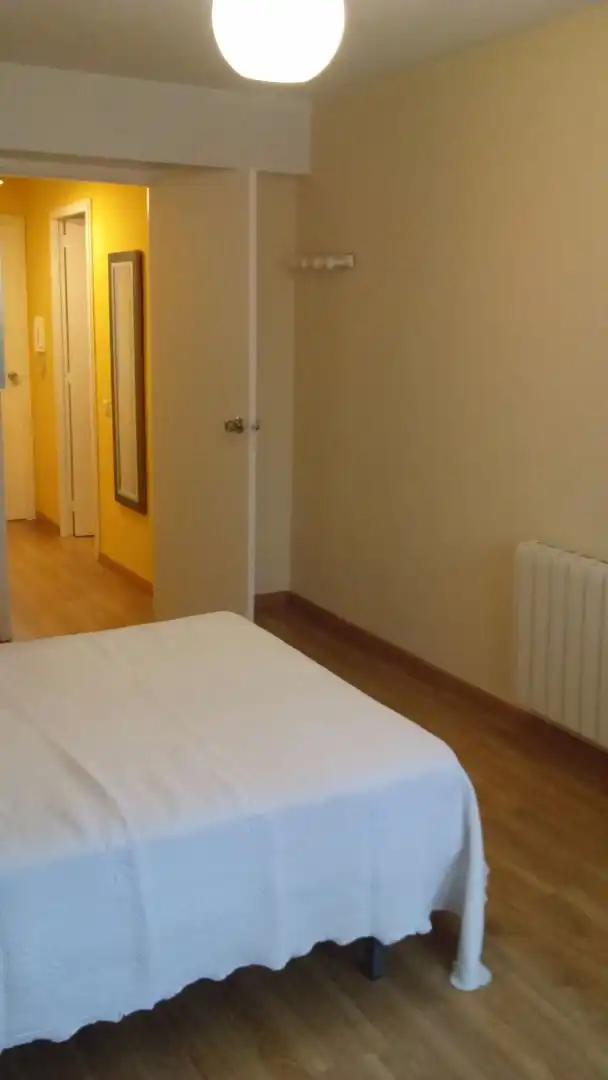 Habitación de Piso de alquiler en Santiago de Compostela  con Calefacción, Parquet y Amueblado