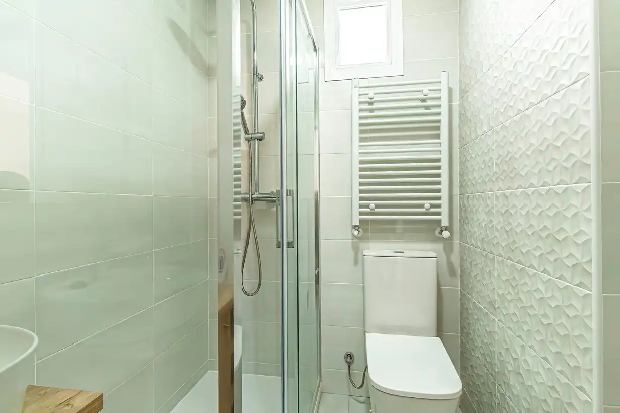 Bathroom of Flat for sale in Madrid  with Air Conditioner, Heating and Furnished
