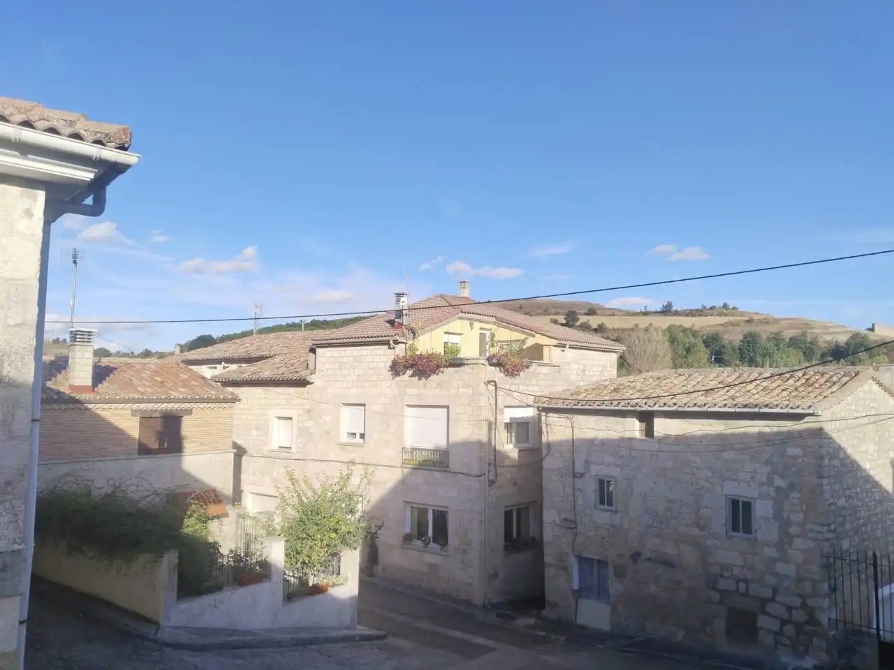 Vista exterior de Casa adosada en venta en Susinos del Páramo con Calefacción, Terraza y Amueblado