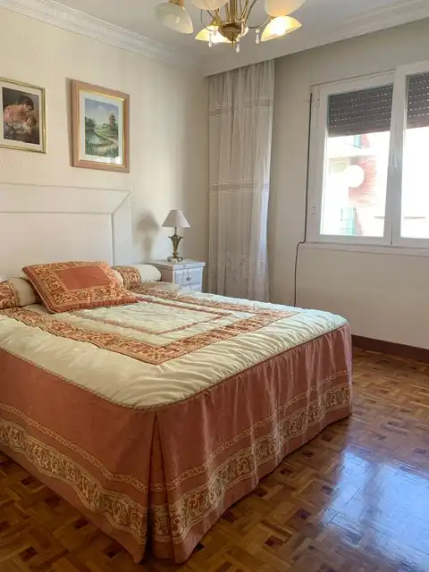 Habitación de Piso de alquiler en  Pamplona / Iruña con Calefacción, Parquet y Amueblado