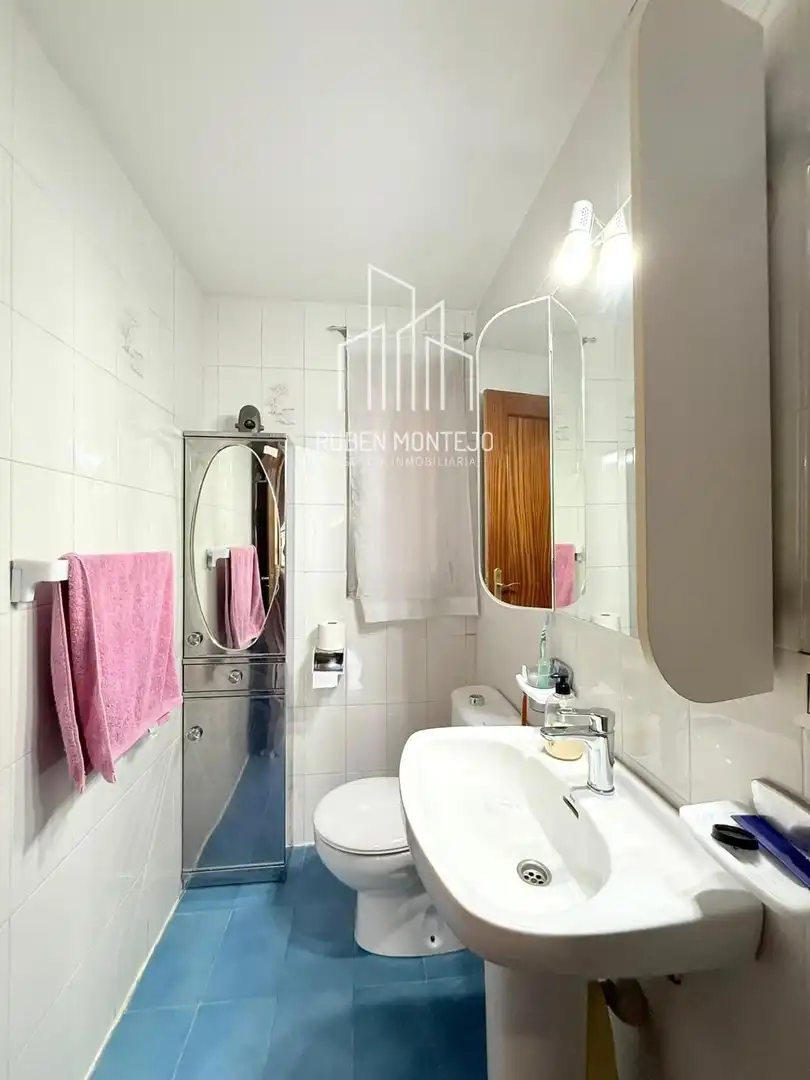 Bathroom of Flat for sale in Salamanca  with Heating, Terrace and Storage room