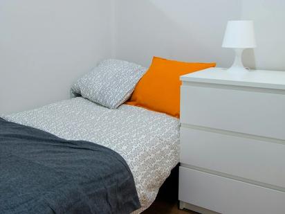 Bedroom of Flat to share in  Valencia Capital  with Washing machine, Balcony and Internet