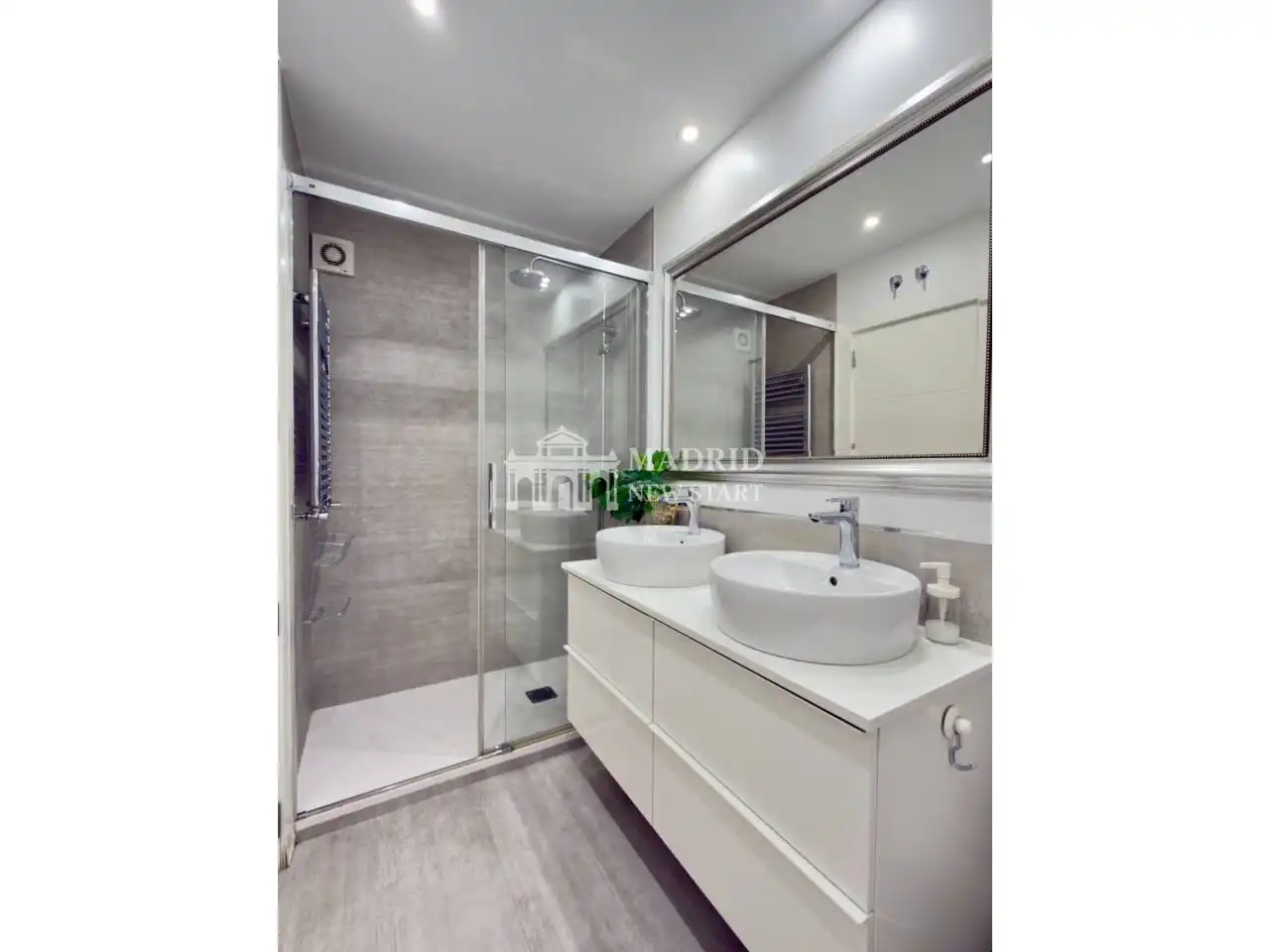 Baño de Dúplex de alquiler en Madrid con Aire acondicionado, Calefacción y Amueblado