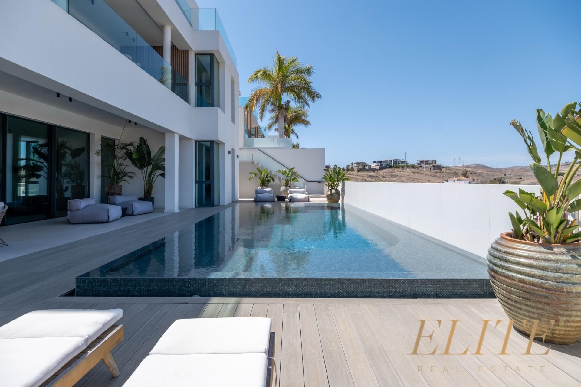 Swimming pool of Houses for sale in San Bartolomé de Tirajana  with Air Conditioner, Private garden and Terrace