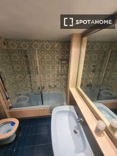 Bathroom of Flat for share in Barcelona  with Air Conditioner, Heating and Furnished