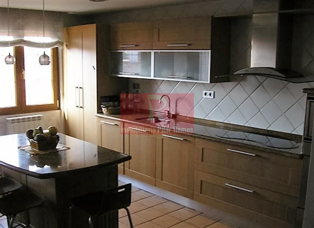 Cuina de Dúplex en venda en Valencia de Don Juan amb Parquet, Terrassa i Traster