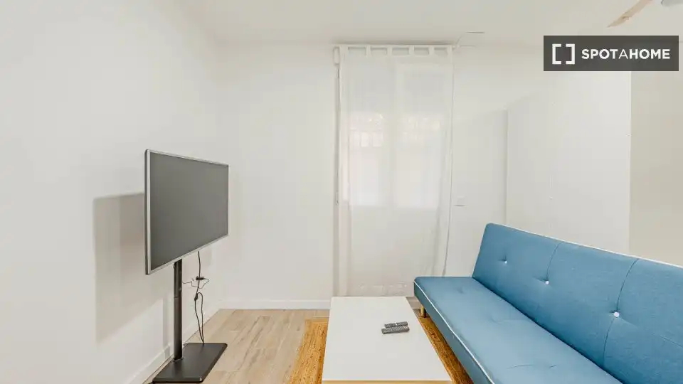 Dormitori de Pis de lloguer en Madrid amb Aire condicionat, Calefacció i Moblat