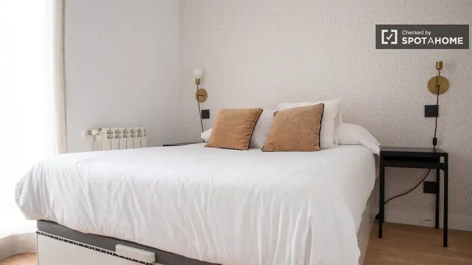 Bedroom of Flat for rent in Madrid  with Air Conditioner, Heating and Furnished