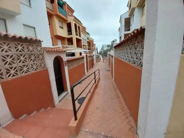 Außenansicht von Wohnung zum Verkauf in Manilva mit Privatgarten, Terrasse und Gemeinschaftspool
