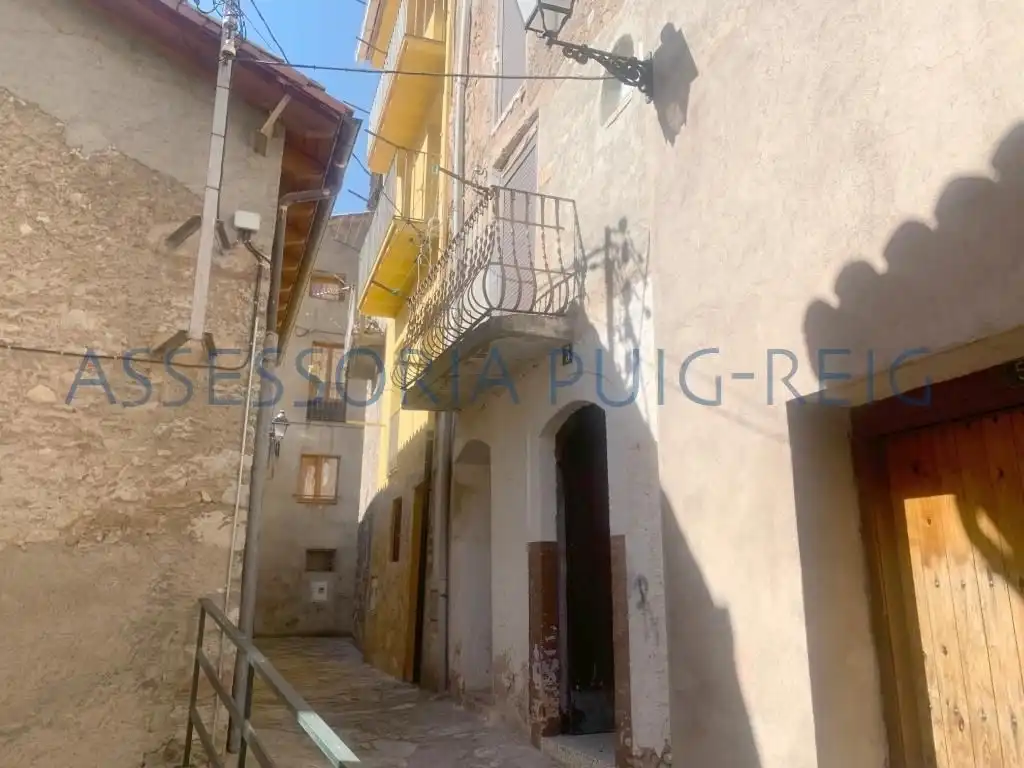 Vista exterior de Casa adosada en venda en La Pobla de Lillet amb Moblat i Balcó