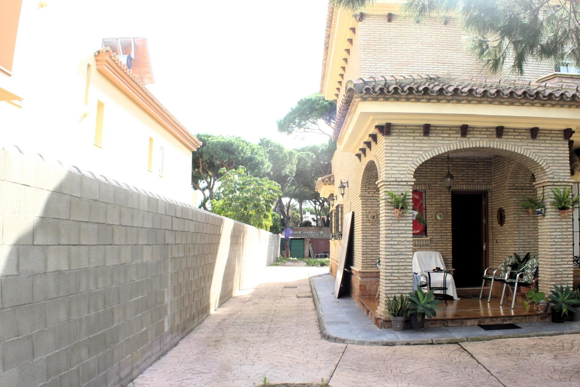 Vista exterior de Casa o chalet en venta en Chiclana de la Frontera con Calefacción, Jardín privado y Terraza