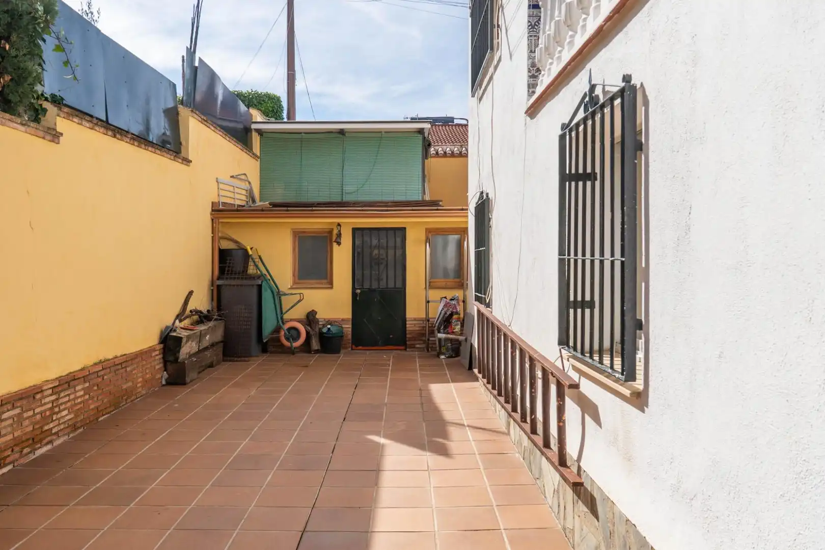 Vista exterior de Edificio en venta en Villa de Otura