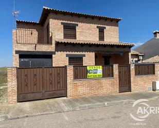 Vista exterior de Casa o xalet en venda en Cuerva amb Terrassa i Piscina