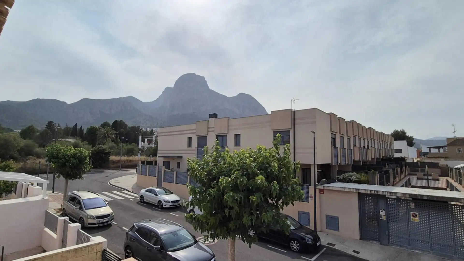 Vista exterior de Casa adosada en venta en Polop con Aire acondicionado, Terraza y Trastero