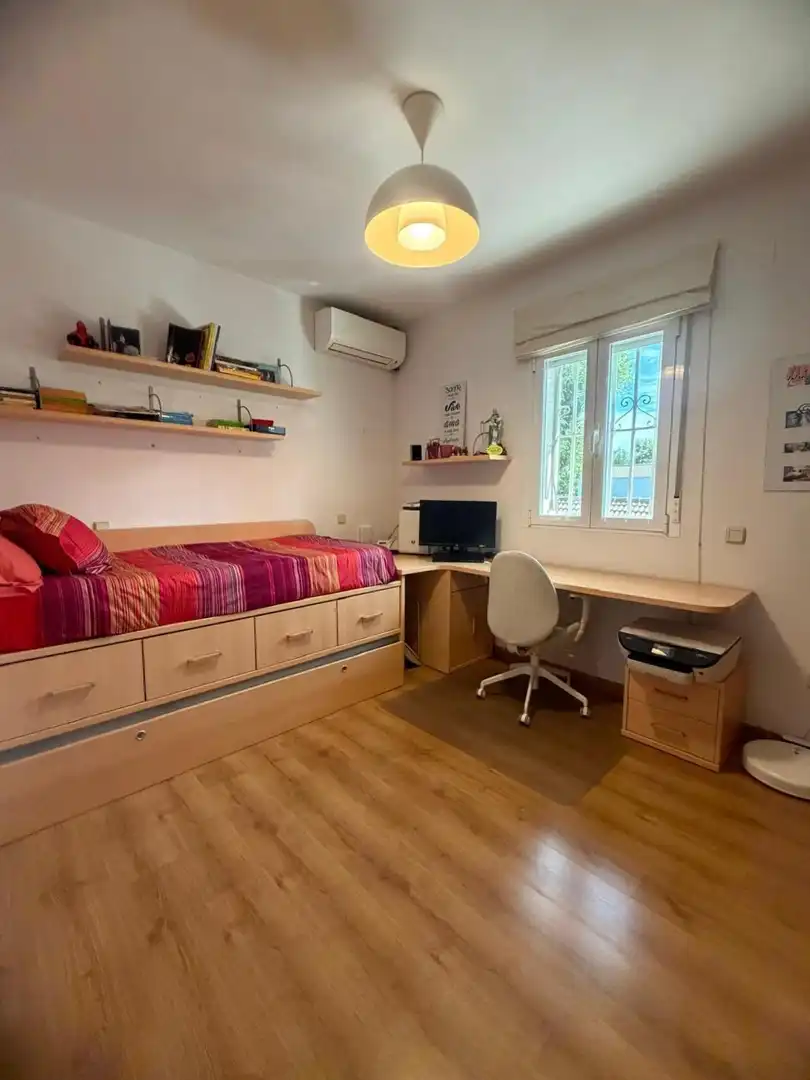 Dormitori de Casa o xalet en venda en Madrid amb Aire condicionat, Calefacció i Jardí privat
