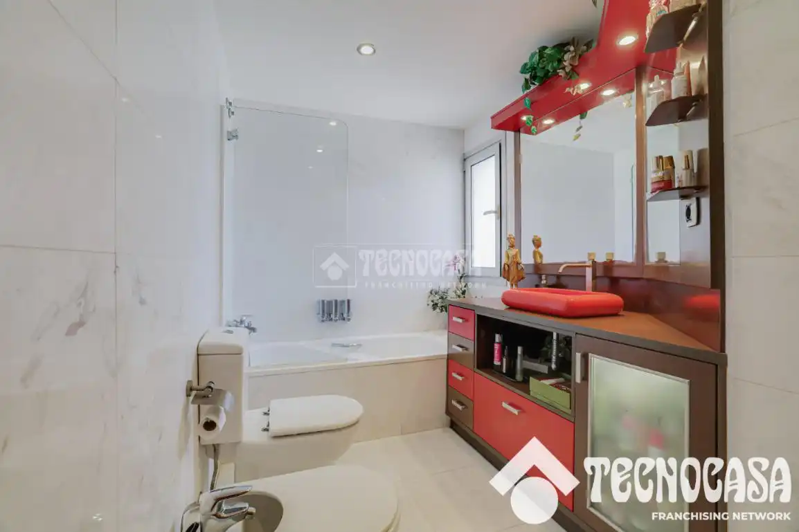 Badezimmer von Wohnung zum Verkauf in Barcelona mit Klimaanlage, Abstellraum und Balkon