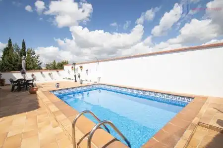 Villa con piscina in vendita a FUENTE ENCAÑA 50, imagen 2