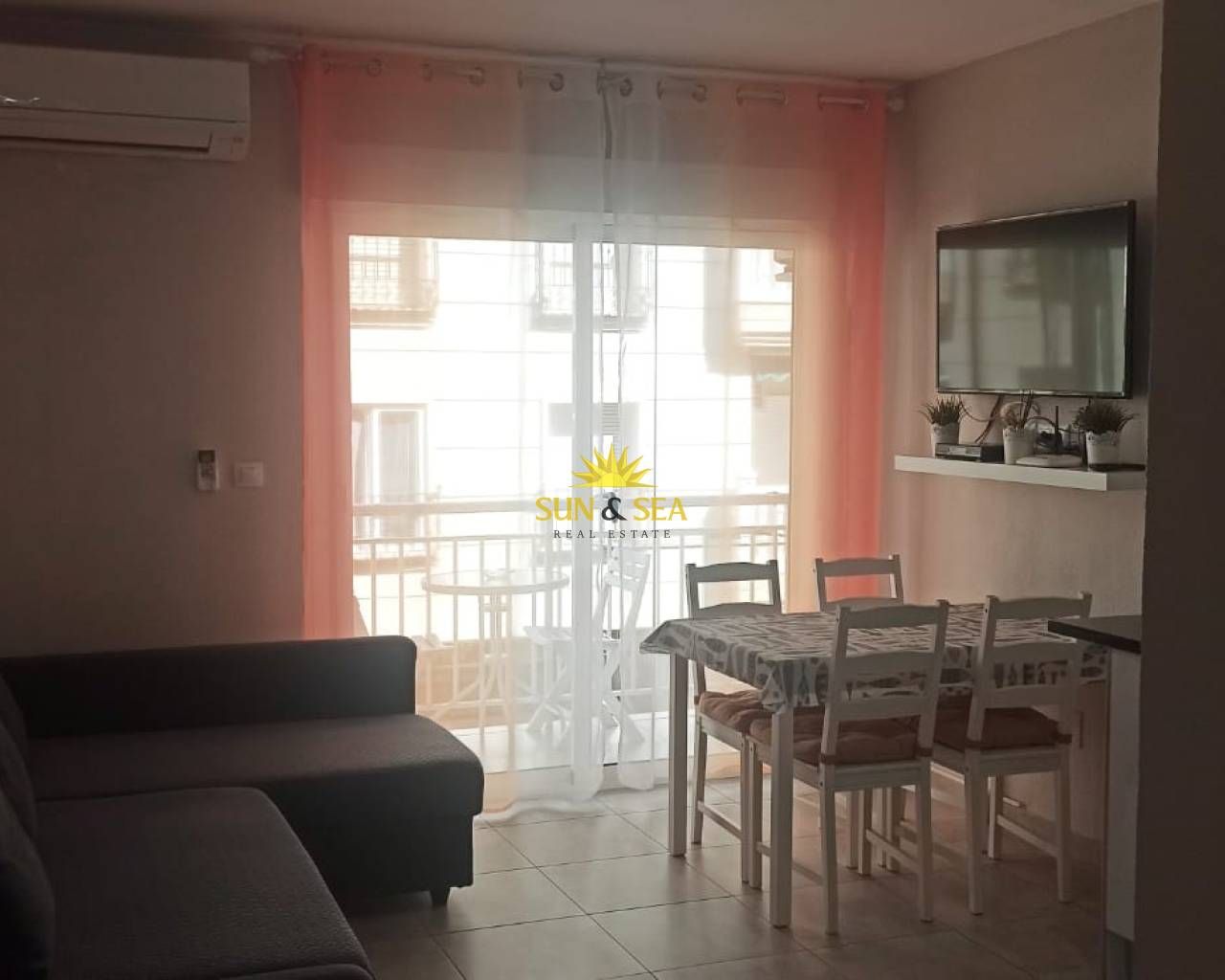 Dormitori de Apartament de lloguer en Torrevieja amb Aire condicionat, Calefacció i Terrassa