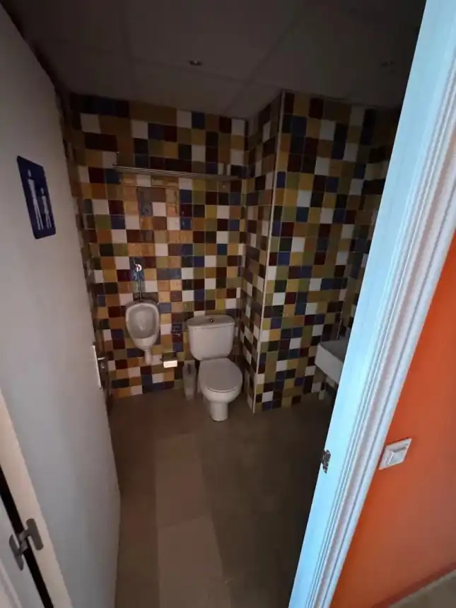 Badezimmer von Geschaftsraum zum Verkauf in Torremolinos mit Klimaanlage und Heizung