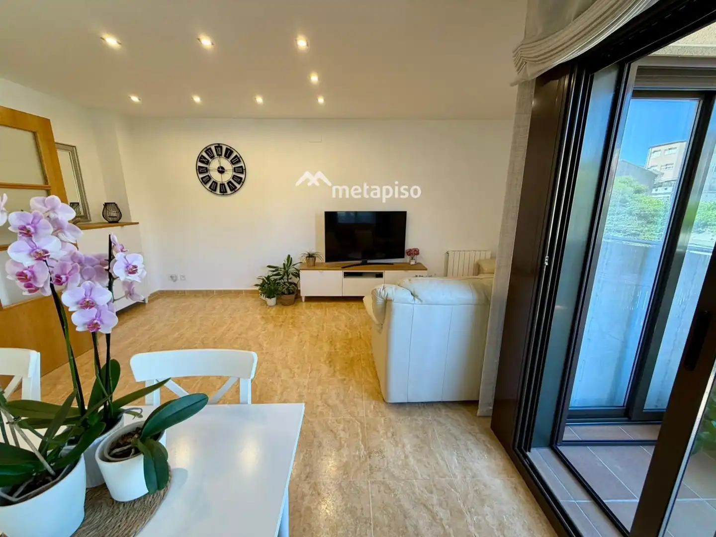 Sala de estar de Casa adosada en venta en Santa Margarida I Els Monjos con Aire acondicionado, Calefacción y Terraza