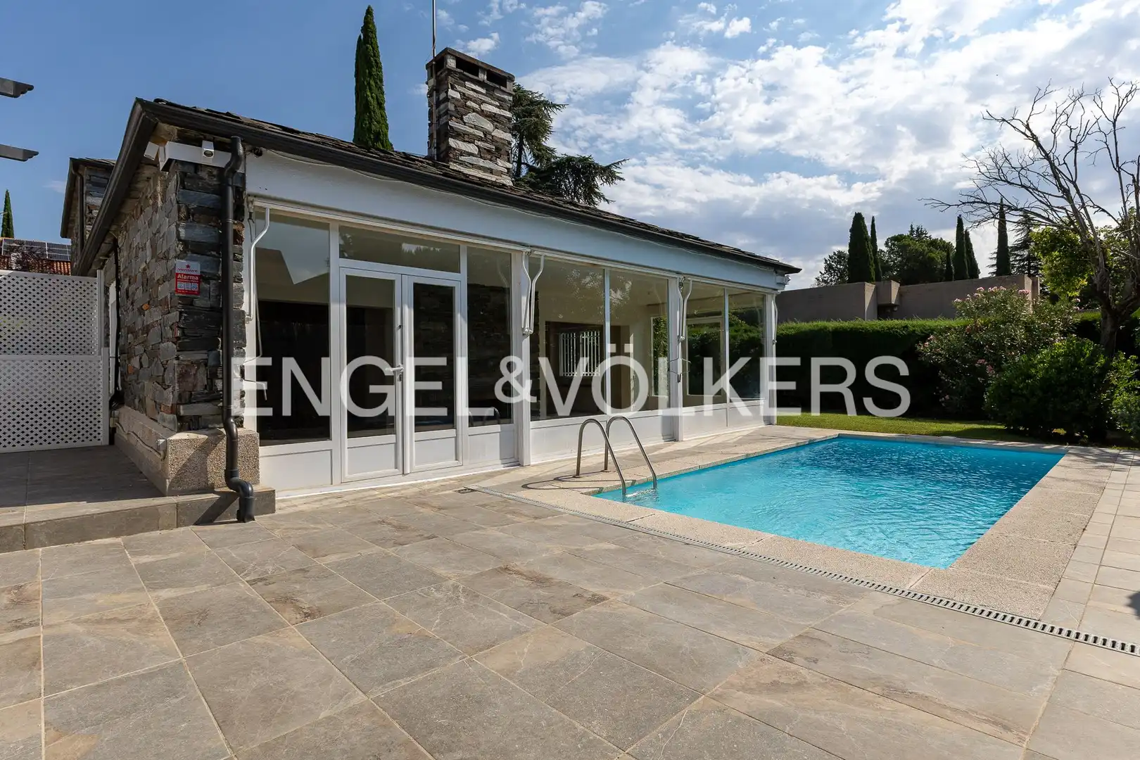 Swimming pool of Houses for rent in Madrid  with Air Conditioner, Heating and Private garden