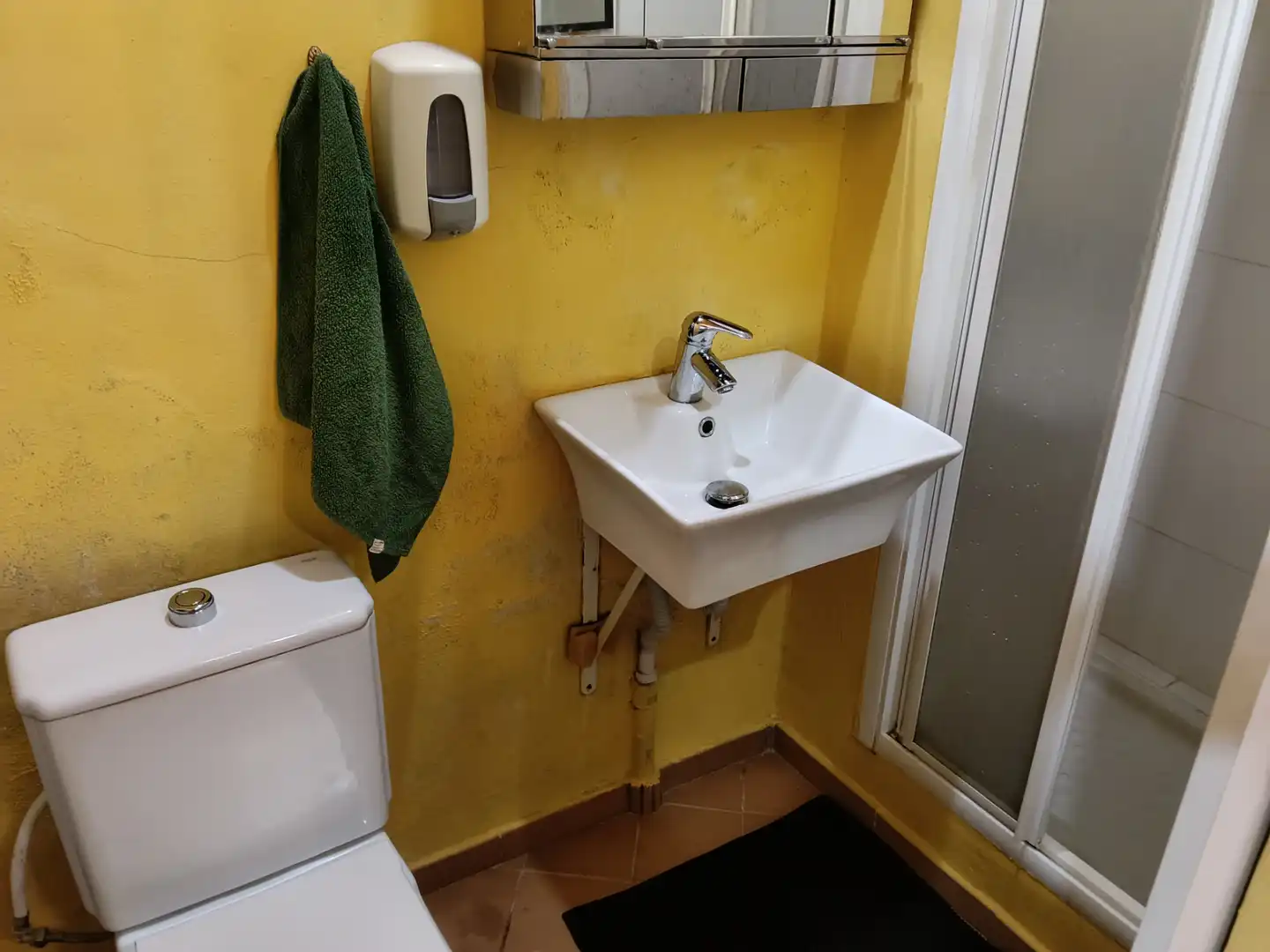 Badezimmer von Einfamilien-Reihenhaus zum Verkauf in Carral mit Privatgarten und Abstellraum