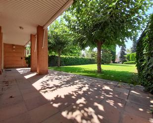 Jardí de Casa o xalet en venda en  Logroño amb Aire condicionat, Terrassa i Piscina