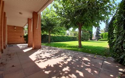 Jardí de Casa o xalet en venda en  Logroño amb Aire condicionat, Parquet i Terrassa