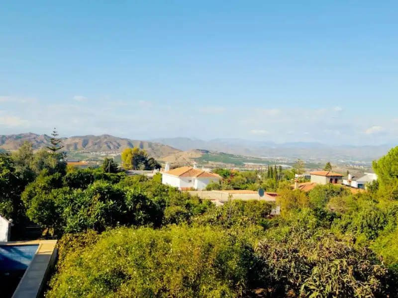 Vista exterior de Casa o xalet en venda en Alhaurín de la Torre amb Piscina