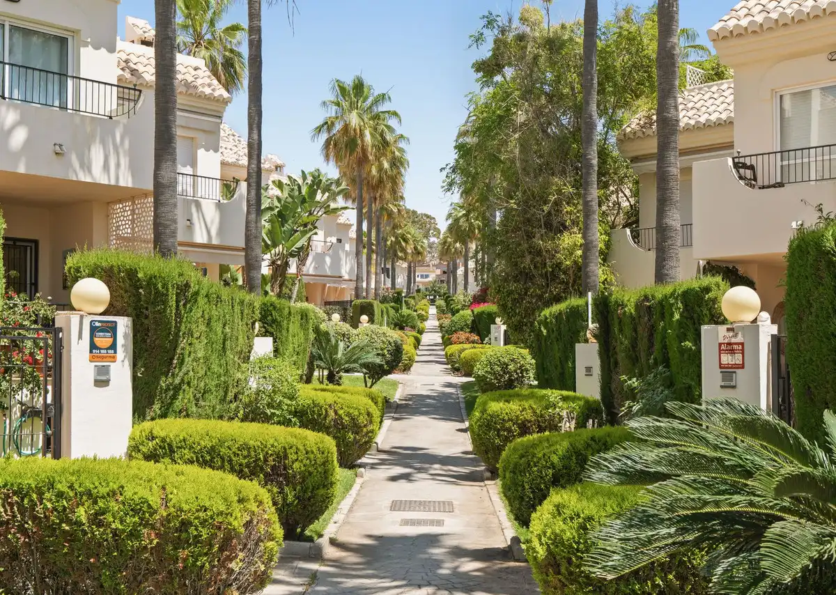 Vista exterior de Casa adosada en venda en Marbella amb Aire condicionat, Terrassa i Alarma
