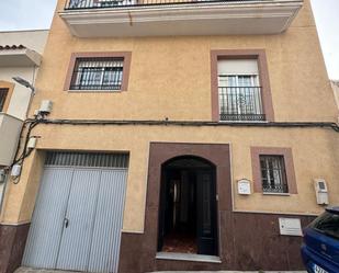 Vista exterior de Casa adosada en venda en Motril amb Calefacció, Terrassa i Balcó