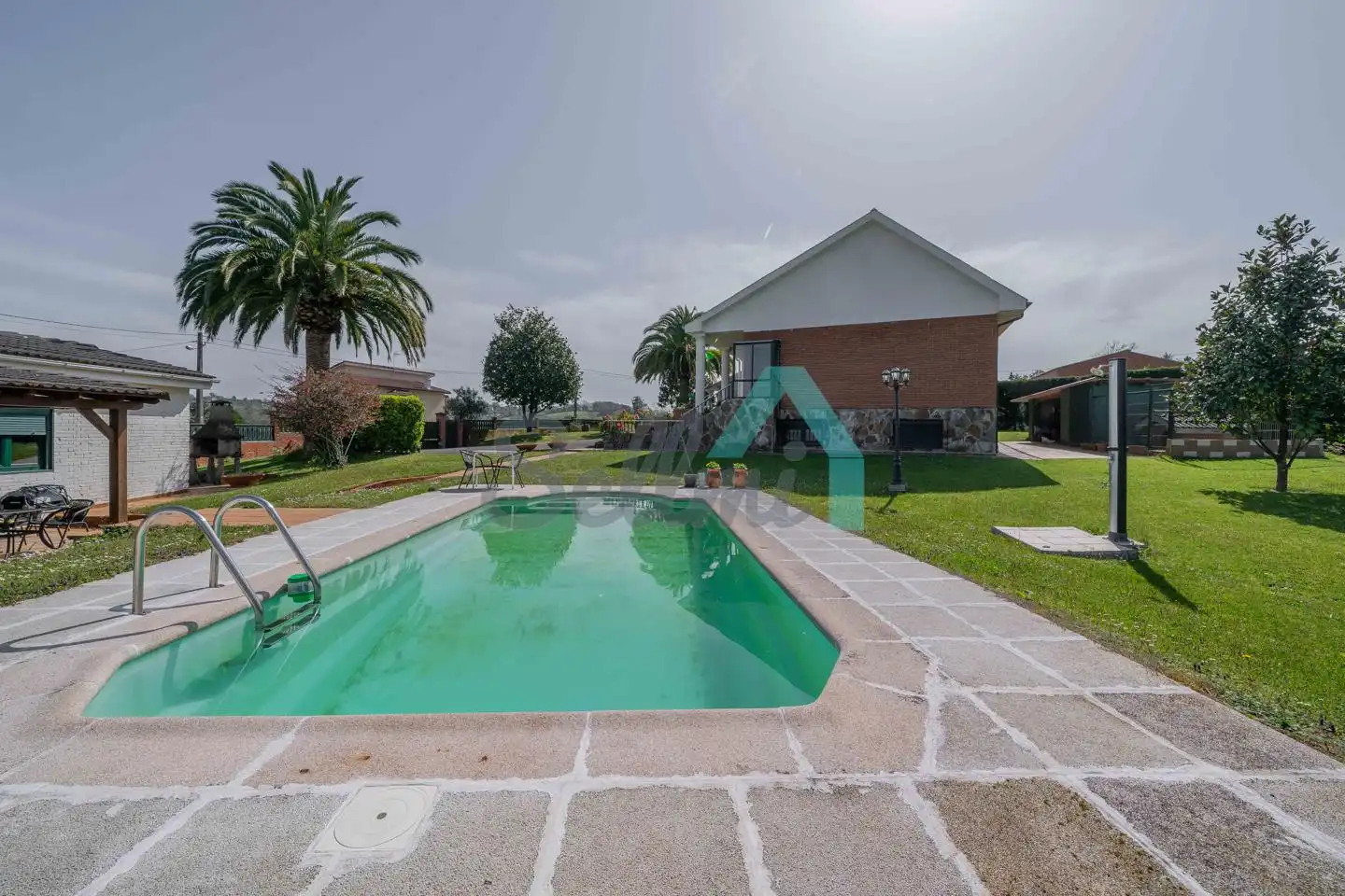 Piscina de Casa o xalet en venda en Oviedo  amb Calefacció, Jardí privat i Parquet