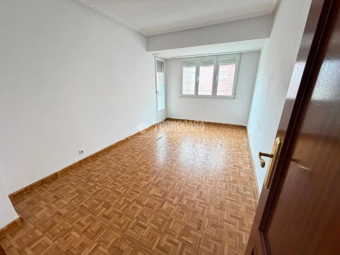 Habitación de Piso en venta en León Capital  con Calefacción, Terraza y Trastero
