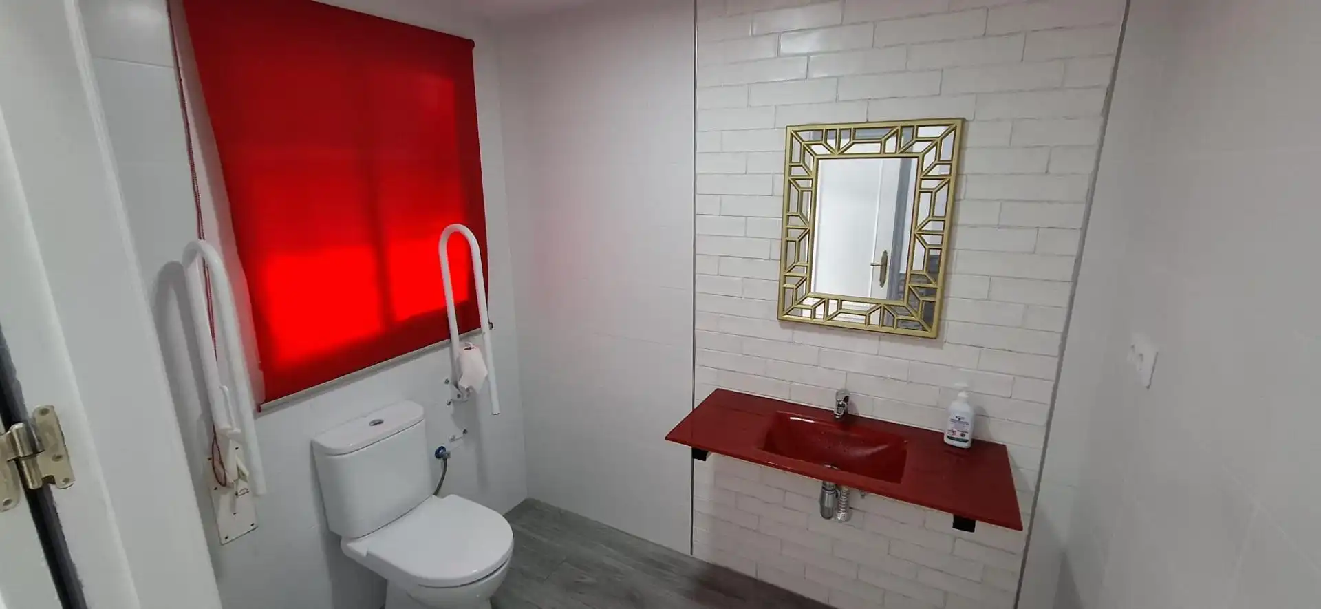Badezimmer von Geschaftsraum zum Verkauf in Lora del Río mit Klimaanlage und Möbliert