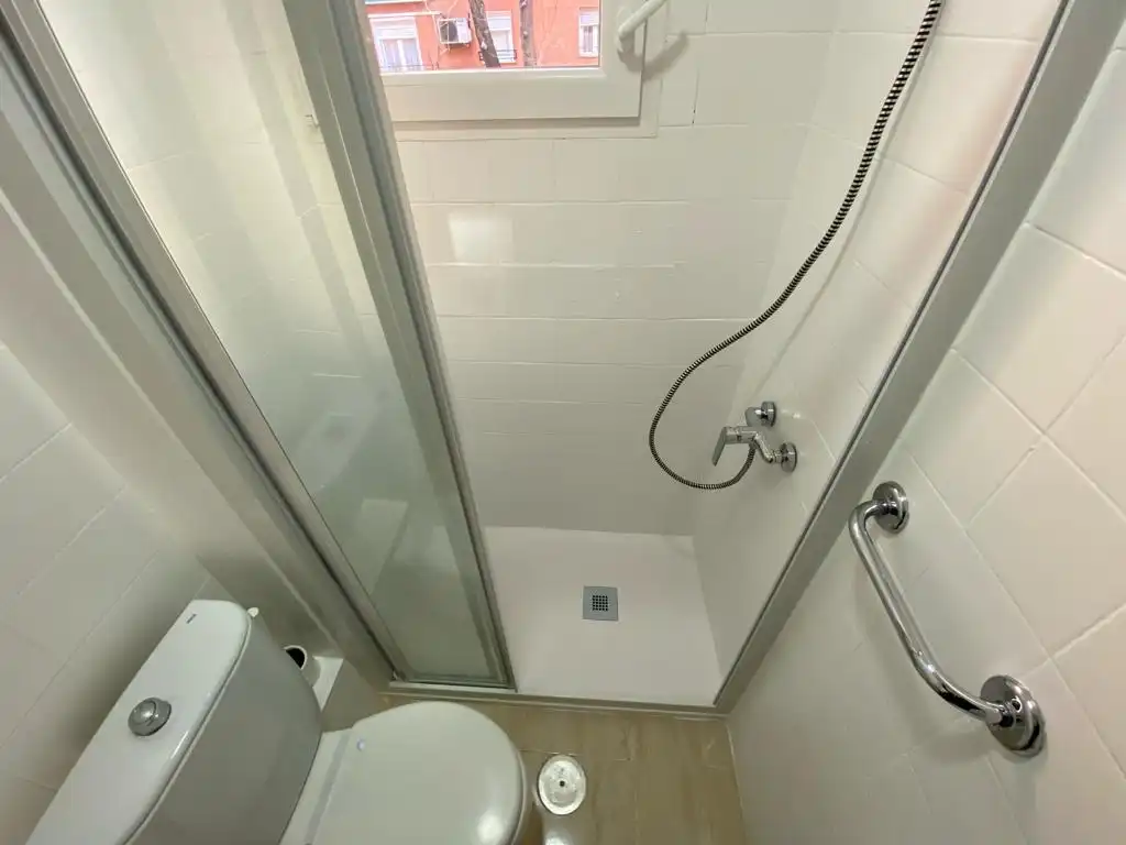 Bathroom of Flat for rent in Madrid  with Heating, Furnished and Oven