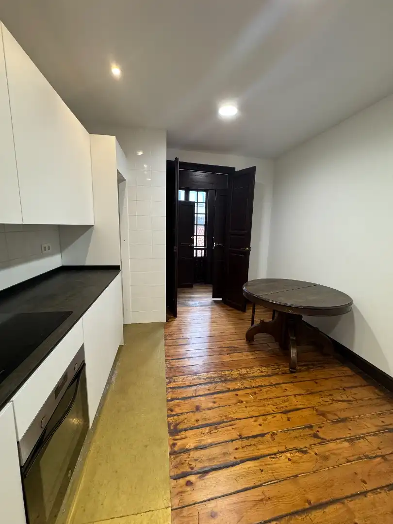 Küche von Wohnung zur Miete in Oviedo  mit Ofen und Balkon