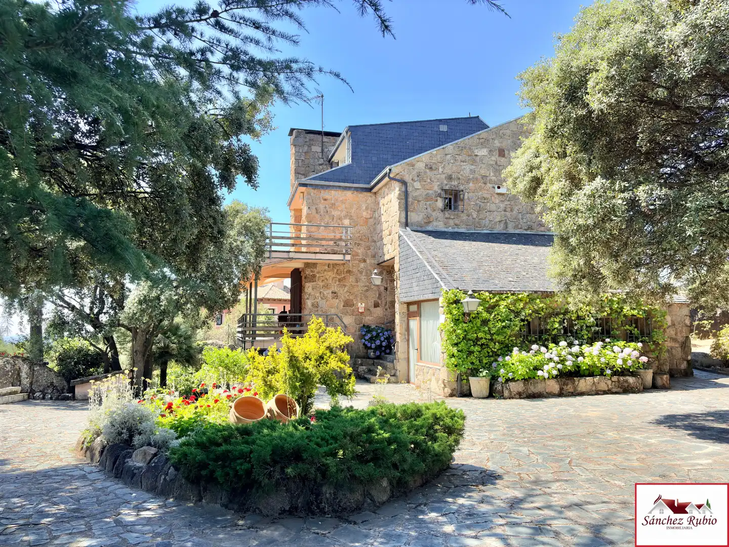 Vista exterior de Casa o xalet en venda en Torrelodones amb Calefacció, Jardí privat i Parquet