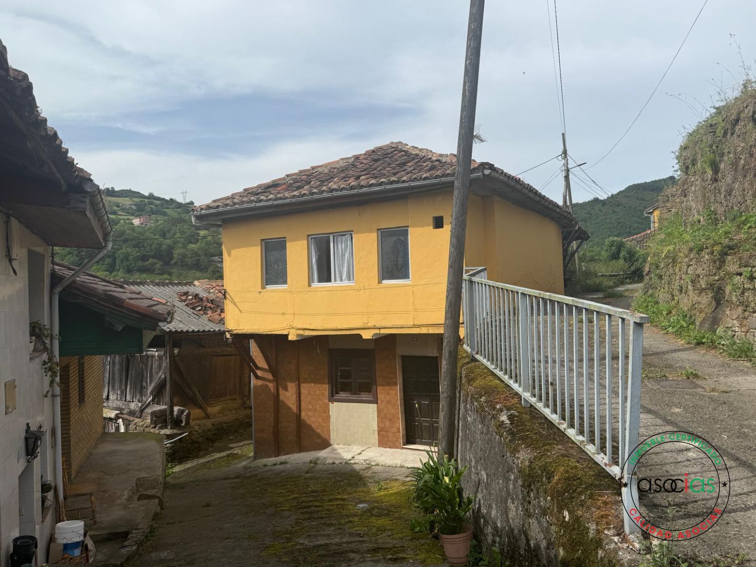 Vista exterior de Casa o xalet en venda en Mieres (Asturias) amb Jardí privat, Parquet i Traster