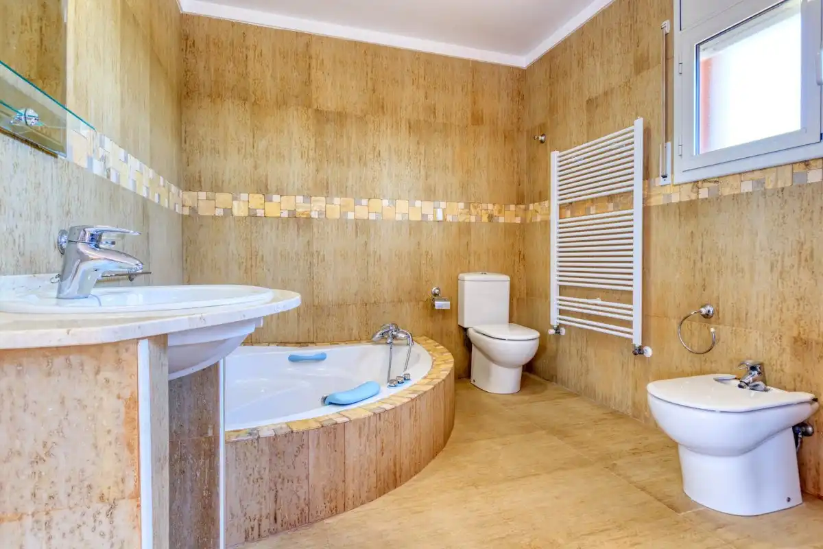 Bathroom of Houses for sale in Llers  with Air Conditioner, Heating and Private garden