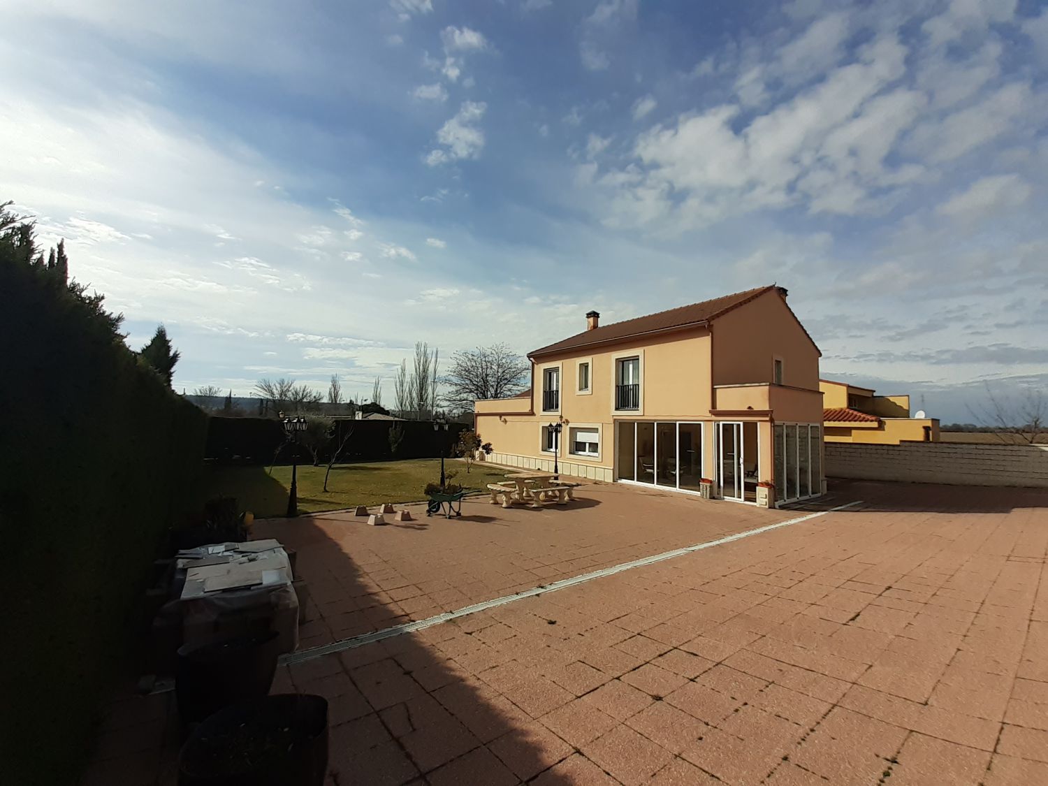 Vista exterior de Casa o chalet en venta en Renedo de Esgueva con Calefacción, Amueblado y Piscina comunitaria