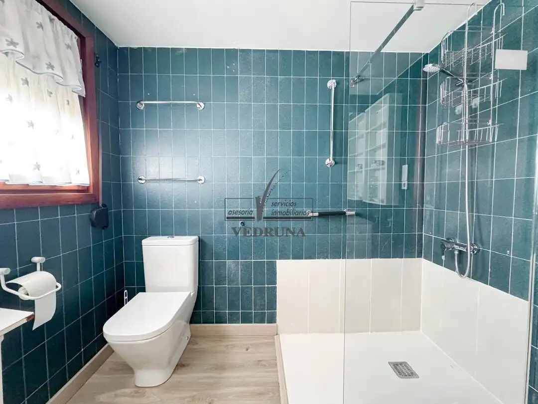 Baño de Casa adosada en venta en Zaragoza con Aire acondicionado, Calefacción y Jardín privado