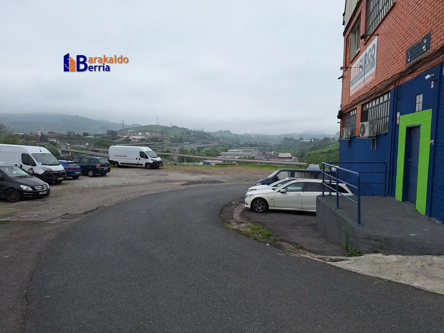 Parkplatz von Fabrikhallen zur Miete in Portugalete