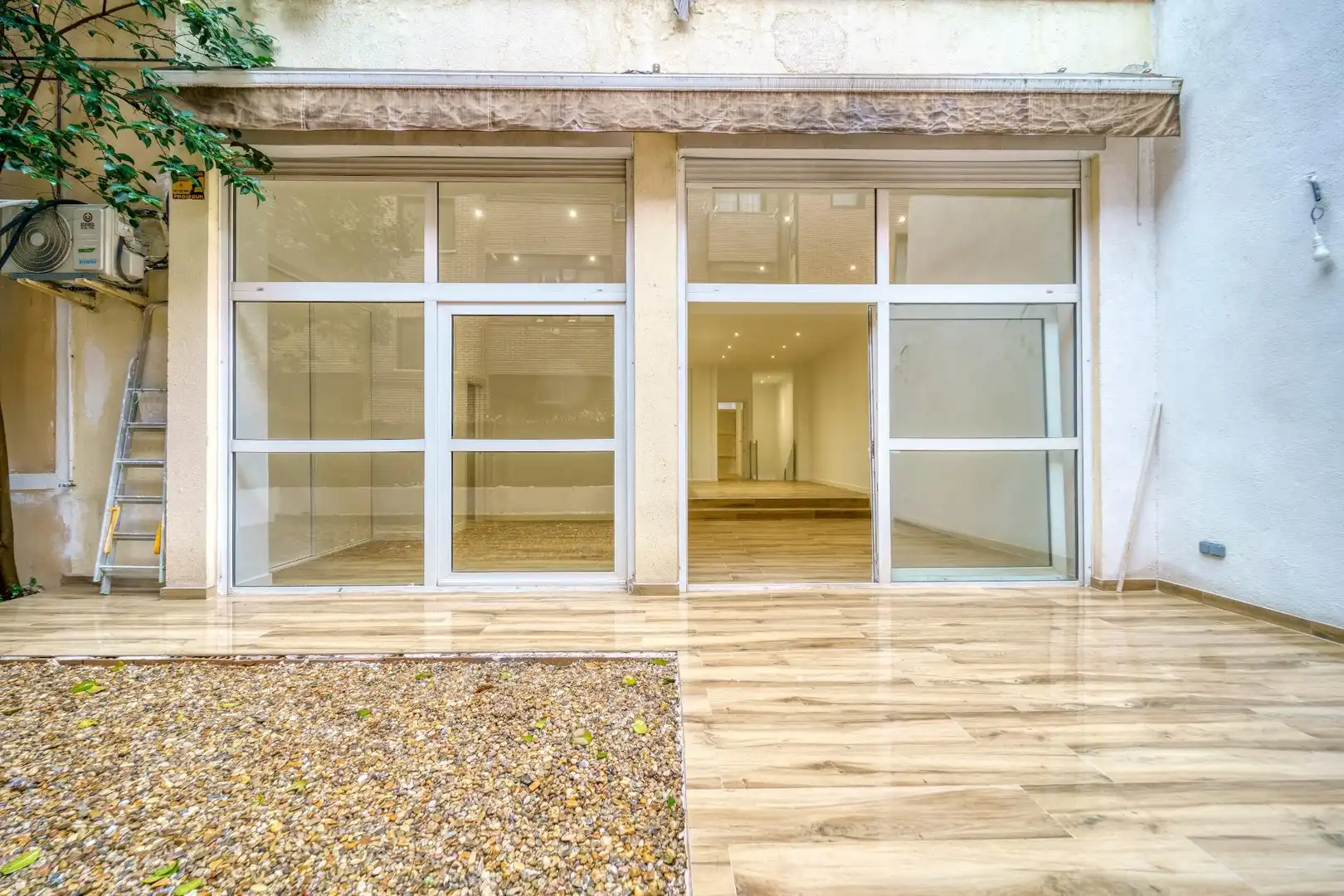 Außenansicht von Erdgeschoss zum Verkauf in Madrid mit Heizung und Terrasse